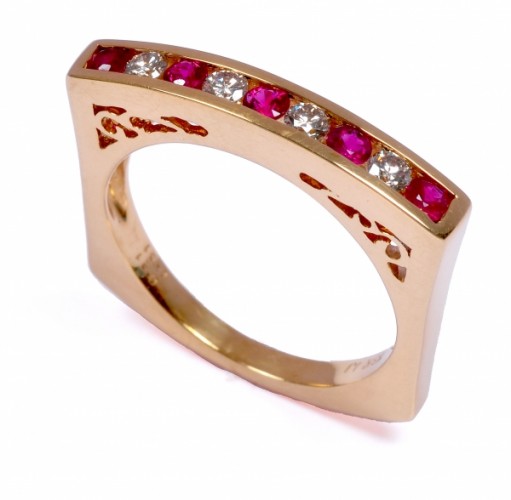 Round Ruby and Diamond Ring With Pure 18k Yellow Gold